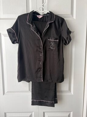 Juicy Couture Women’s 2 Pc Satin Pajama Set  JC8542C  Black/Pink Size M